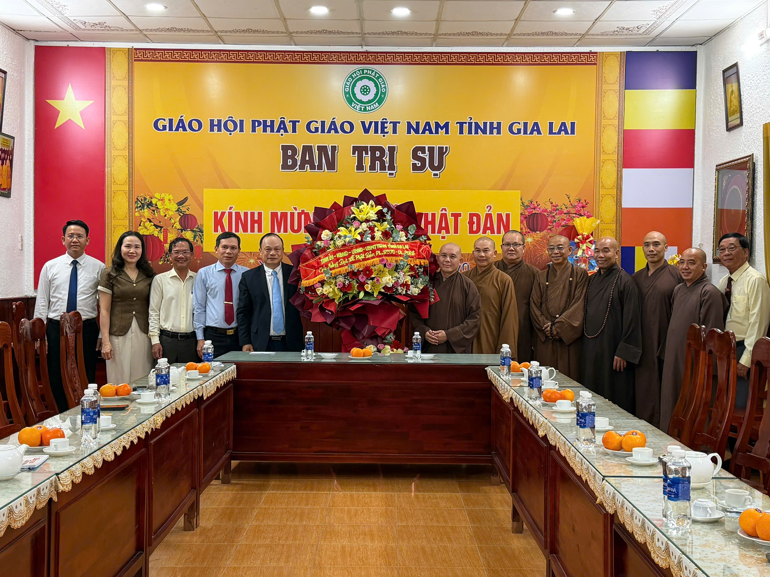 Đoàn lãnh đạo chính quyền tỉnh thăm và chúc mừng Phật đản đến Ban Trị sự Phật giáo tỉnh Gia Lai.